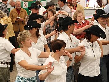 Am Sonntagmorgen gehört den Countryfreunden die Bühne, am Abend den Akteuren des Benefizkonzertes und der Band First-Step-to-Groove-T". Foto: Michael Busch