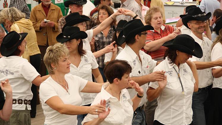 Am Sonntagmorgen gehört den Countryfreunden die Bühne, am Abend den Akteuren des Benefizkonzertes und der Band First-Step-to-Groove-T". Foto: Michael Busch