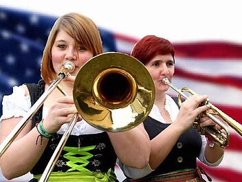 Fliegen mit anderen Musikern aus Höchstadt zum Mardi Gras nach New Orleans: Eva Bauerreis (Posaune) und Gitti Tohol (Trompete) von "Bloß Blech". Foto: Christian Bauriedel