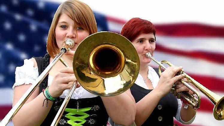 Fliegen mit anderen Musikern aus Höchstadt zum Mardi Gras nach New Orleans: Eva Bauerreis (Posaune) und Gitti Tohol (Trompete) von "Bloß Blech". Foto: Christian Bauriedel