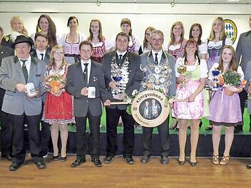 Schützenkönige in Friedersdorf sind in der Bildmitte v. l. Jungschützenkönig Dominik Kestel, Schützenkönig Frank Zapf, umrahmt von ihren Rittern, den Pokalgewinnern und den Schützenlieseln sowie Bürgermeister Hans Pietz und Marktgemeinderätin Anita Swiduruk und Zweiten Schützenmeister Uli Holzmann. Fotos: Lena Löffler