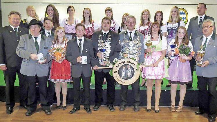 Schützenkönige in Friedersdorf sind in der Bildmitte v. l. Jungschützenkönig Dominik Kestel, Schützenkönig Frank Zapf, umrahmt von ihren Rittern, den Pokalgewinnern und den Schützenlieseln sowie Bürgermeister Hans Pietz und Marktgemeinderätin Anita Swiduruk und Zweiten Schützenmeister Uli Holzmann. Fotos: Lena Löffler