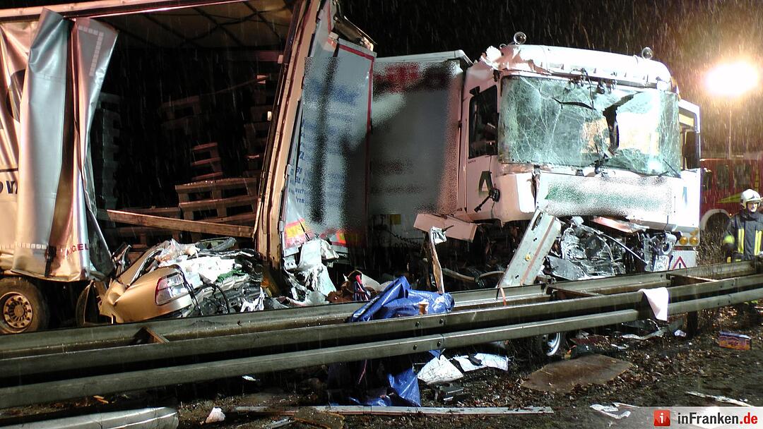 Auto zwischen zwei Lkw zerquetscht, Fahrer nur leicht verletzt