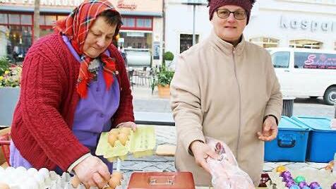 Renate Degel und Tochter Traudel Schmitt verkaufen Stallhasen, Enten und Eier.