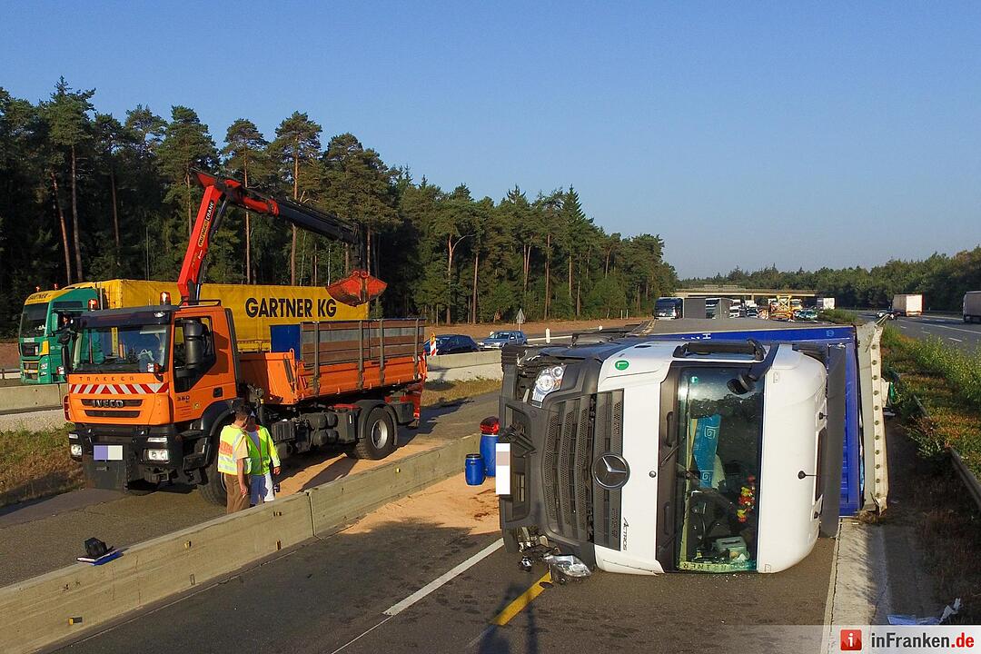 Sattelzug kippt in Baustellenbereich bei Nürnberg um