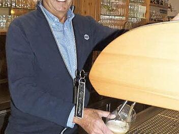 Das Gastronomie- und Hotelfach ist sein Leben: Auch mit 70 Jahren steht Werner Kauper noch am Zapfhahn. Foto: Werner Reißaus