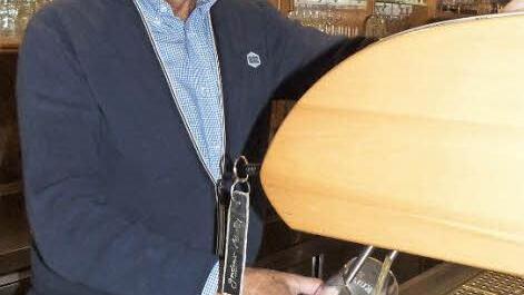 Das Gastronomie- und Hotelfach ist sein Leben: Auch mit 70 Jahren steht Werner Kauper noch am Zapfhahn. Foto: Werner Reißaus