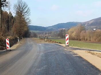Ende der Ausbaustrecke: einige hundert Meter vor der Staatsstraße beendete die Winterpause die Asphaltierungsarbeiten. Foto: hak