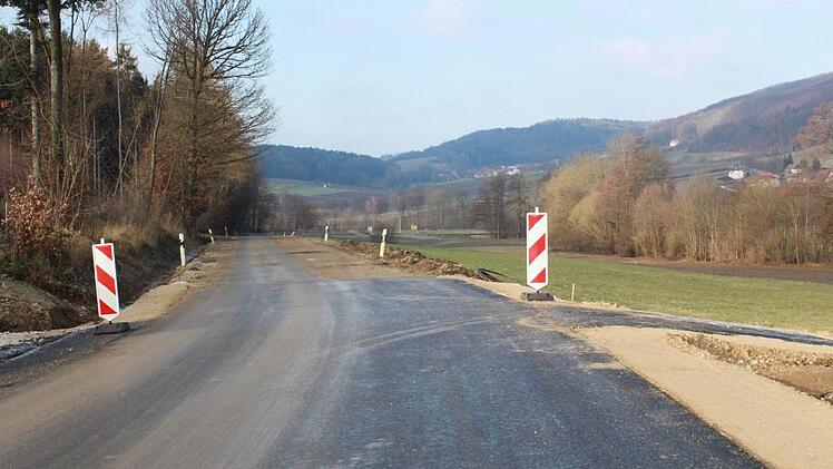 Ende der Ausbaustrecke: einige hundert Meter vor der Staatsstraße beendete die Winterpause die Asphaltierungsarbeiten. Foto: hak
