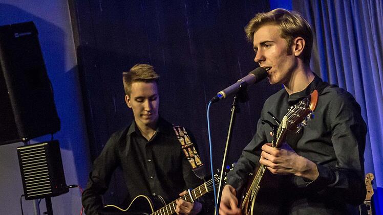 Der junge Liedermacher Erik Konietzko (rechts) und Leon Büttner an der Gitarre beeindruckten bei ihrem Gastspiel in Coburg. Foto: Jochen Berger