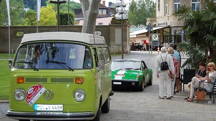 Der Aschaffenburger Kabarettist Urban Priol (56) fuhr in einem grellgrünen VW-Campingbus aus dem Jahr 1978. Foto: Sigismund von Dobschütz