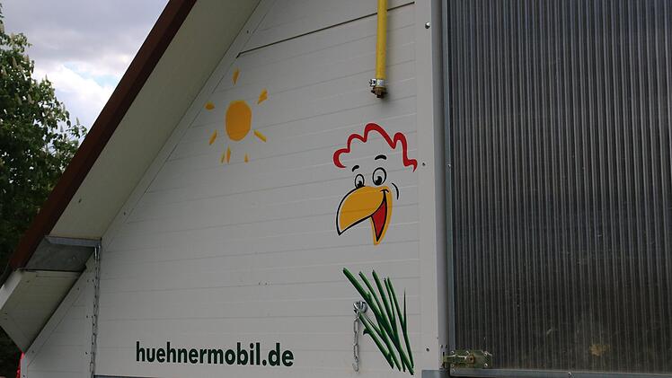 Das H&uuml;hnermobil bei Veitlahm ist auch ein beliebter Anlaufpunkt f&uuml;r Spazierg&auml;nger.Foto: Katrin Geyer