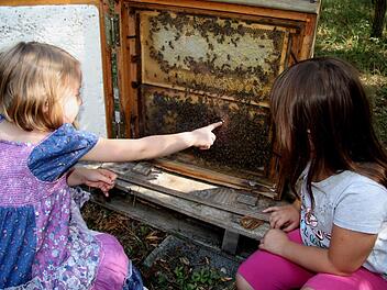 Miriam und die siebenjährige Melina zeigen den Besuchern die Königin. Foto: Richard Sänger