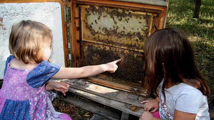 Miriam und die siebenjährige Melina zeigen den Besuchern die Königin. Foto: Richard Sänger
