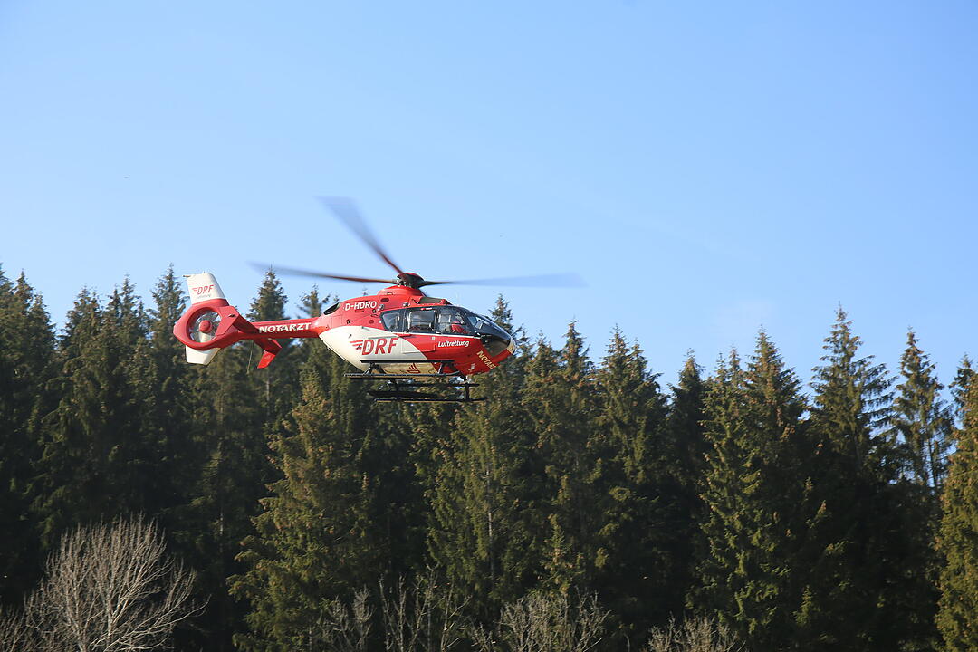Rettungshubschrauber nach Frontalcrash im Einsatz