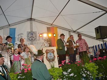 Nach gelungenem Bieranstich durch Schirmherrn, Bezirkstagspräsident Henry Schramm (2.v.r.) eröffnete dieser zugleich mit einem Prosit das Schützen- und Volksfest, verbunden mit dem 50- jährigen Jubiläum des SV "Renssteig" Steinbach am Wald. Auf der Bühne mit im Bild: Willy Fiedler, der Vorsitzende des SV "Rennsteig"  (3. v. r.). Foto: Karl-Heinz Hofmann