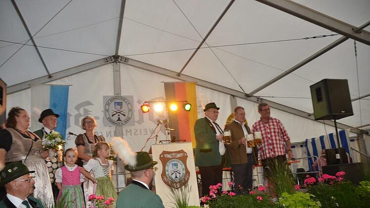 Nach gelungenem Bieranstich durch Schirmherrn, Bezirkstagspräsident Henry Schramm (2.v.r.) eröffnete dieser zugleich mit einem Prosit das Schützen- und Volksfest, verbunden mit dem 50- jährigen Jubiläum des SV "Renssteig" Steinbach am Wald. Auf der Bühne mit im Bild: Willy Fiedler, der Vorsitzende des SV "Rennsteig"  (3. v. r.). Foto: Karl-Heinz Hofmann