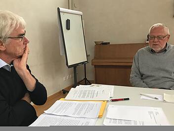 Wolfgang Seitz (links) und Konrad Eitel wissen nicht, was sie noch tun sollen. Das Ausländeramt im Landratsamt ist bei vielen Dingen wenig hilfreich. Angebliche Ermessensspielräume würden nicht genutzt, so der Vorwurf der beiden Flüchtlingshelfer. Foto: Michael Busch