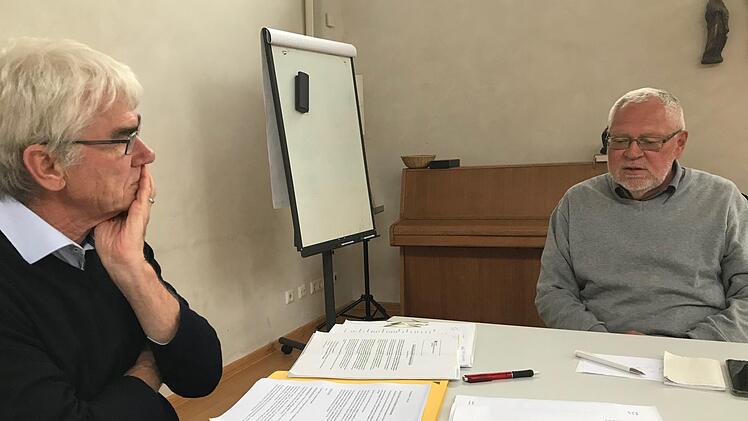 Wolfgang Seitz (links) und Konrad Eitel wissen nicht, was sie noch tun sollen. Das Ausländeramt im Landratsamt ist bei vielen Dingen wenig hilfreich. Angebliche Ermessensspielräume würden nicht genutzt, so der Vorwurf der beiden Flüchtlingshelfer. Foto: Michael Busch