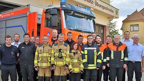 Die Maschinisten freuten sich mit ihren Ausbildern KBM Richard Dumsky (rechts), Michael G&ouml;ring und Manuel Schirmer (links), KBM Michael Kannengie&szlig;er (Zweiter von rechts) und Stadtkommandant Andr&eacute; Grothues (links, hinten) &uuml;ber die bestandene Pr&uuml;fung.  Foto: Ingrid Kohles