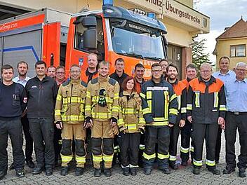 Die Maschinisten freuten sich mit ihren Ausbildern KBM Richard Dumsky (rechts), Michael Göring und Manuel Schirmer (links), KBM Michael Kannengießer (Zweiter von rechts) und Stadtkommandant André Grothues (links, hinten) über die bestandene Prüfung.  Foto: Ingrid Kohles