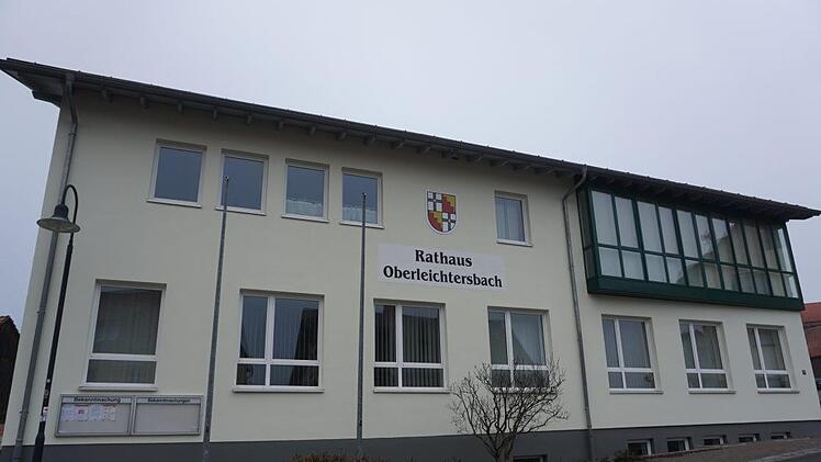Ein neuer Anstrich und ein sanierter Keller. Das Rathaus in Oberleichtersbach erstrahlt in einem Glanz. Foto: Marion Eckert