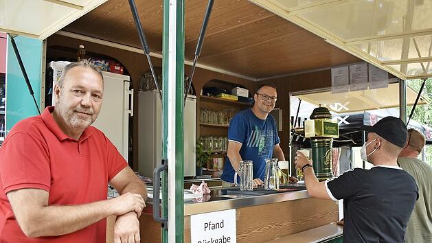 Thomas Meifert (links) mit G&auml;sten am Schankwagen, wo Matthias K&uuml;pfer ausschenkt.