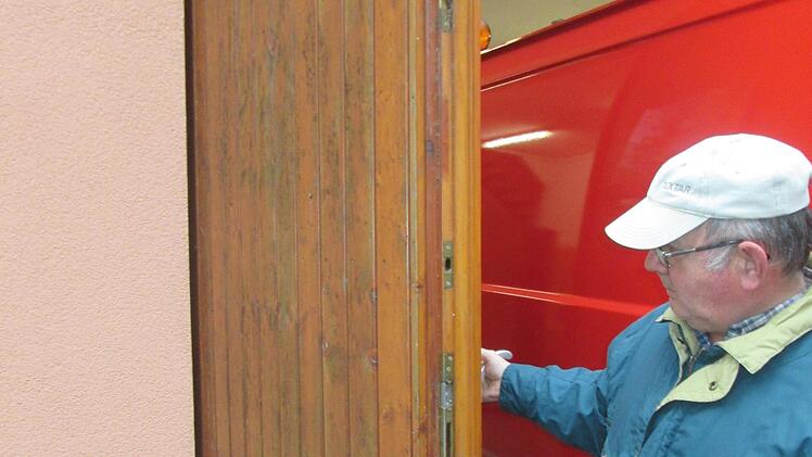 Es geht knapp zu beim Ausfahren. Die Flügeltüren sind nur im rechten Winkel zu öffnen. Der Einbau eines Rolltors ist wahrscheinlich nicht zu umgehen.