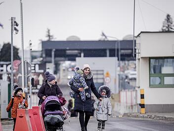 5. M&auml;rz 2022. Ukrainische Fl&uuml;chtlinge &uuml;berqueren Polens offene Grenze.