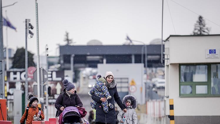 5. M&auml;rz 2022. Ukrainische Fl&uuml;chtlinge &uuml;berqueren Polens offene Grenze.