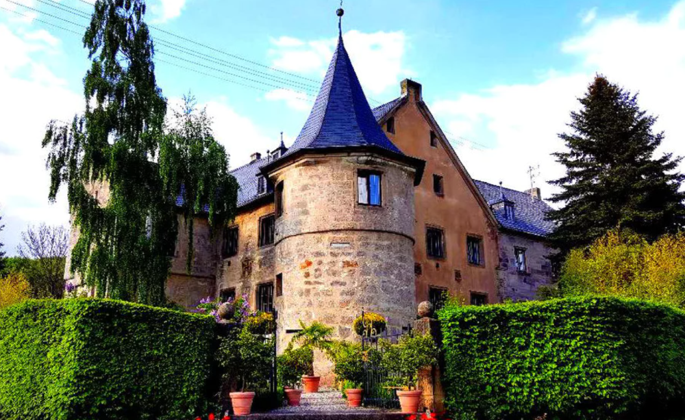 Jahrhundertealte Geschichte: Geheimnisvolles Schloss in Franken zu verkaufen