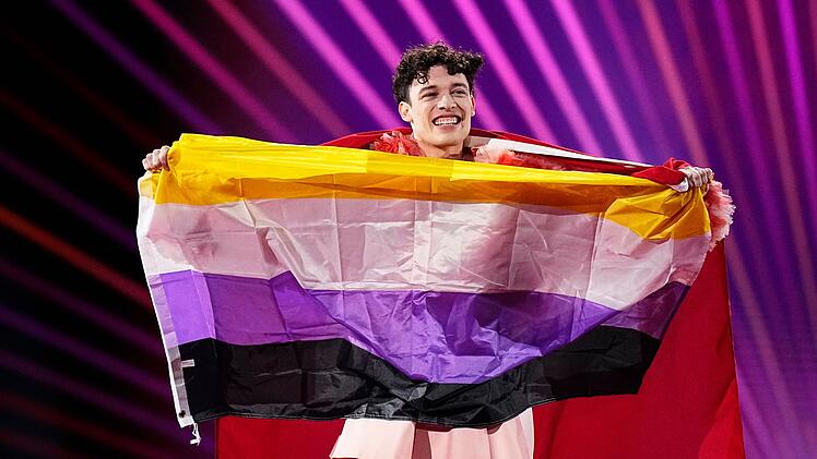 Nemo präsentierte beim ESC 2024 die Nonbinary-Flagge. Dieses Jahr wäre die Geste beim Musikwettbewerb untersagt.