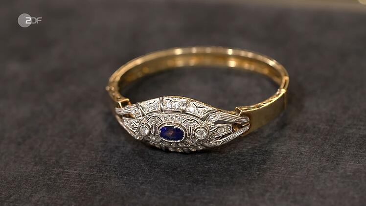 Der Armreif aus der Zeit zwischen 1940 und 1960 hatte laut Patrick Lessmann einen Sch&auml;tzwert von 3.300 bis 3.400 Euro.