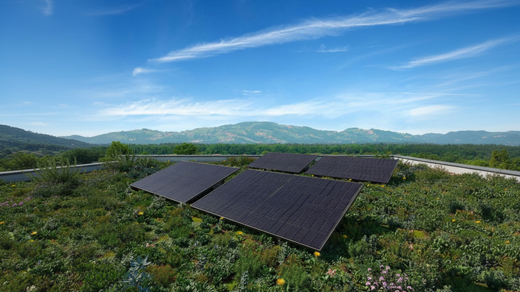 Das Yuma Flat 2000+ setzt auf vier bifaziale 500-Watt-Module, eine hochwertige Magnelis-Stahlaufst&auml;nderung und einen bew&auml;hrten Hoymiles-Wechselrichter &ndash; und l&auml;sst sich bei Bedarf direkt mit einem Stromspeicher von Anker oder EcoFlow kombinieren.