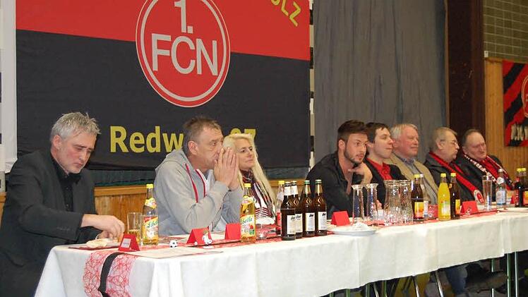 Aufsichtsrat, Vorstand und Fanbetreuer des FCN bei der Diskussion in der Schulturnhalle in Redwitz Fotos: Andreas Welz