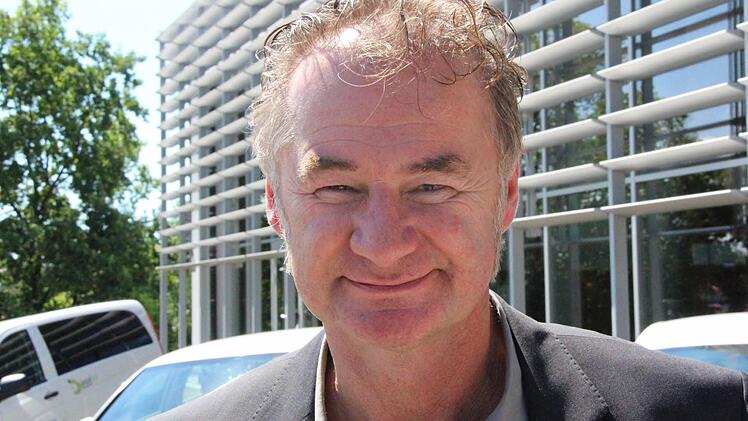 Harald Schlotter verkauft den neuen Diesel während des Großversuchs in seiner Coburger Tankstelle.