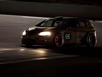 Die Fahrten in der Nacht waren in Dubai eine besondere Herausforderung für Andreas Pfister und seine Mitstreiter. Foto: privat