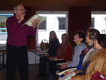 Dekanatskantor Marius Popp (links) erarbeitet mit den Sängern des Dekanats-Chors Kronach und des Konzertchors Coburg Sängerkranz Verdis "Messa da Requiem".  Foto: Heike Schülein
