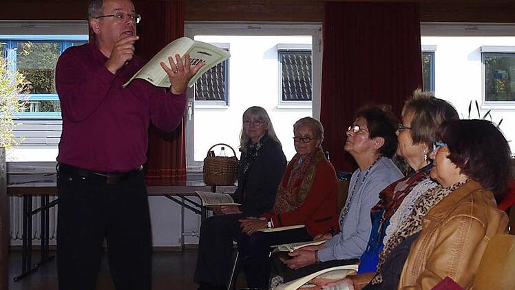Dekanatskantor Marius Popp (links) erarbeitet mit den Sängern des Dekanats-Chors Kronach und des Konzertchors Coburg Sängerkranz Verdis "Messa da Requiem".  Foto: Heike Schülein