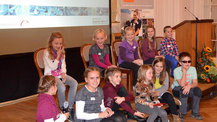 "Die kleinen Strolche", also die Grundschüler der Hausaufgabenbetreuung am Winkelser Kindergarten beteiligten sich erfolgreich am Projekt "Es funktioniert?!". Bei der Vorstellung der neuen Broschüre durften sie ihre "Forschungen" auf der Bühne erläutern.  Fotos: Peter Rauch