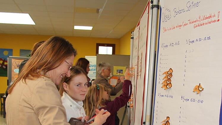Marie Tröglen (11) holt sich eine Eintrittskarte für den Yoga-Workshop mit Barbara Schirmer. Foto: Sonja Adam