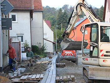Im letzten Jahr wurde die Straße am Falltor in Poppenlauer hergerichtet. Das hat auch Auswirkungen auf den Haushalt 2015. 295 000 Euro sind für Gehwege veranschlagt. Foto: Archiv/Heike Beudert