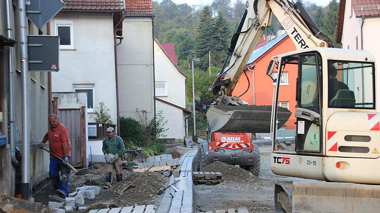 Im letzten Jahr wurde die Straße am Falltor in Poppenlauer hergerichtet. Das hat auch Auswirkungen auf den Haushalt 2015. 295 000 Euro sind für Gehwege veranschlagt. Foto: Archiv/Heike Beudert