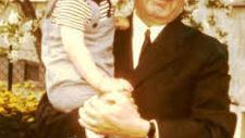 Opa Martin Welz mit dem Enkel Udo auf dem Arm. Fotos: privat