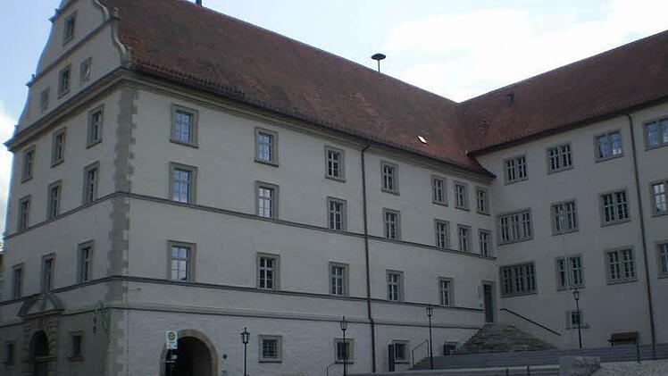 Der Komplex von Rathaus und Rhönmuseum in Fladungen wurde kürzlich saniert. Der Bezirk bezuschusst das Museum mit 600 000 Euro.  Foto: LRA