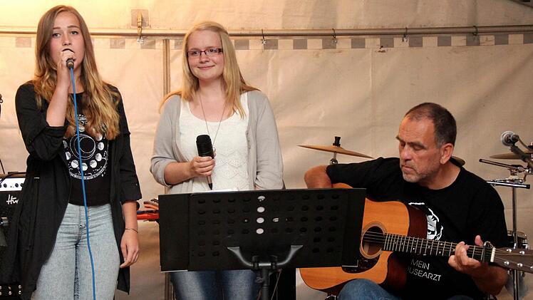Annelies und Lena mit Wolfgang Maier an der Gitarre. Foto: Johanna Blum
