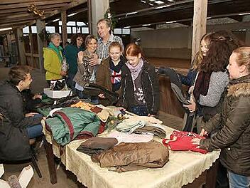 Zum ersten Mal veranstaltete der Reitverein Stöppach und Umgebung einen Pferdeflohmarkt in seiner Reithalle. Bei den Mitgliedern und Pferdefreunden stieß er auf eine sehr große Resonanz.  Foto: Michael Stelzner