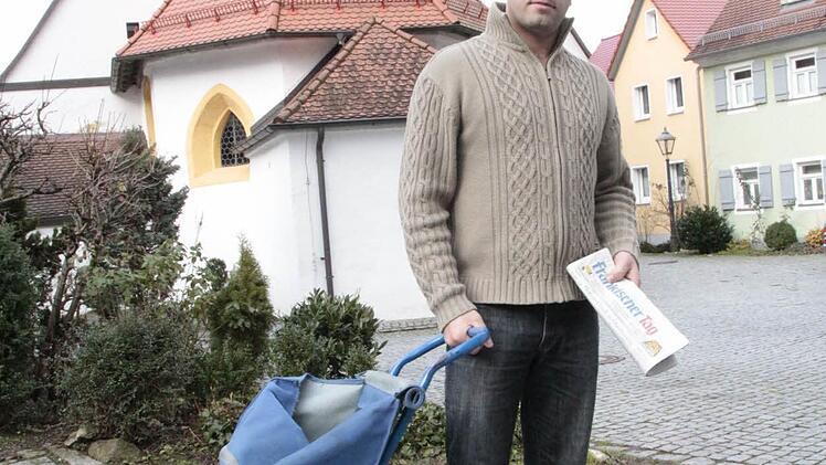 In diesem Wagen transportiert Mohamad die Zeitungen. Foto: Josef Hofbauer