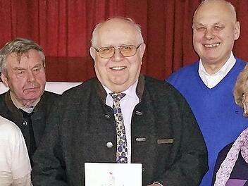 Für 60-jährige Mitgliedschaft in der KAB Stockheim wurde Leonhard Kürzinger ausgezeichnet: (von links) die Leitungsteammitglieder Alice Fehn und Hubert Busse, Leonhard Kürzinger, Zweiter Bürgermeister Siegfried Weißerth sowie Leitungsteammitglied Klothilde Kürzinger.  Foto: Gerd Fleischmann