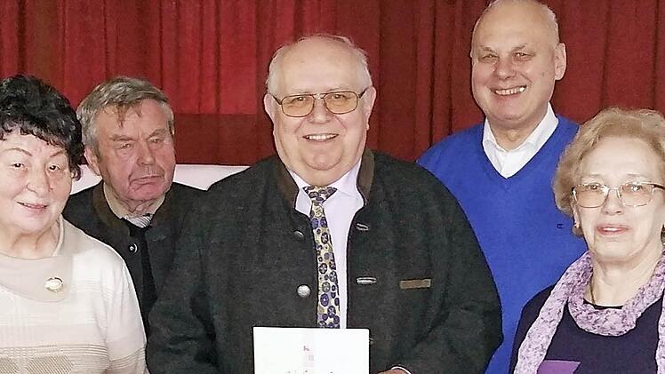 Für 60-jährige Mitgliedschaft in der KAB Stockheim wurde Leonhard Kürzinger ausgezeichnet: (von links) die Leitungsteammitglieder Alice Fehn und Hubert Busse, Leonhard Kürzinger, Zweiter Bürgermeister Siegfried Weißerth sowie Leitungsteammitglied Klothilde Kürzinger.  Foto: Gerd Fleischmann